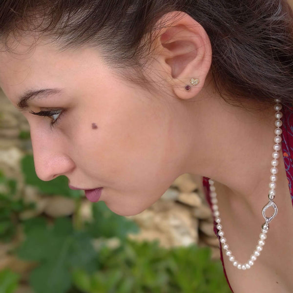 Α fresh-water pearl fragrant necklace with a beautiful silver platinum-plated clasp. A timeless classic piece for every occasion! Here photographed on our model in the streets of Paroikia