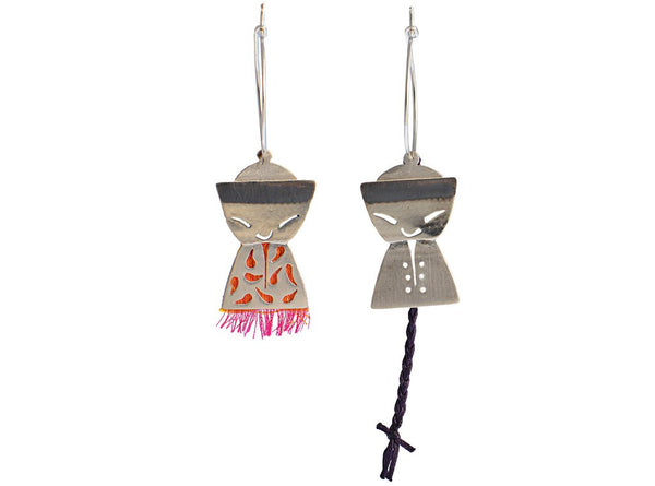 A coulple from China, the lady in her silk dress and the man with his traditional long braid. Hoop earrings made of sterling silver with oxydised details