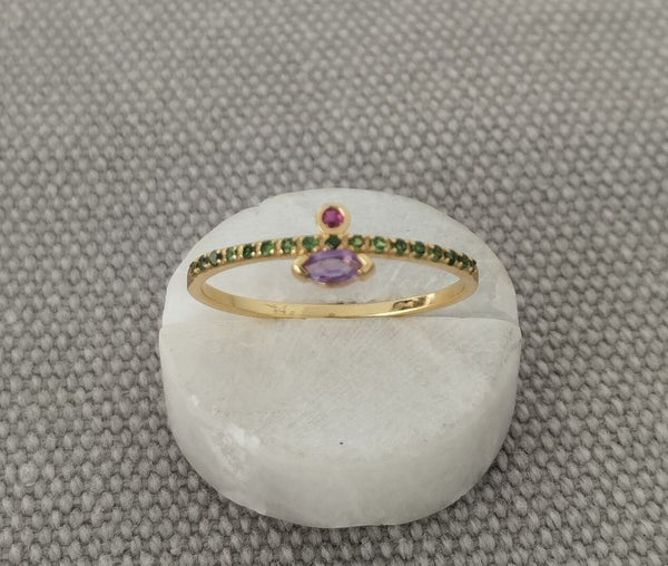 Gold ring with tsavorite and amethyst gem stones