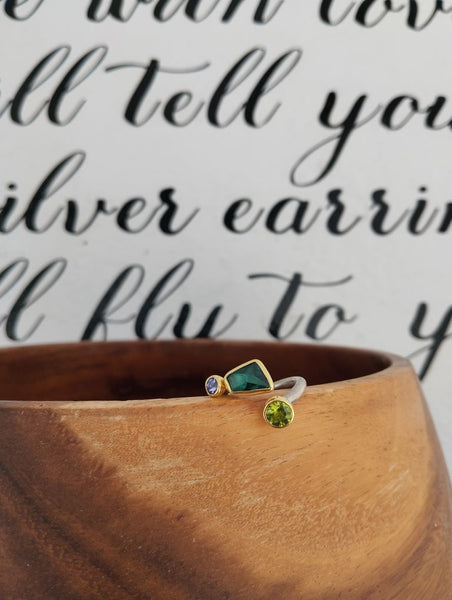 Ring with green tourmaline, peridot and amethyst