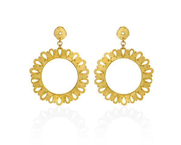 Gold plated earrings, round, with stud closure.