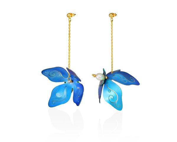 Lily Flower earrings made of blue titanium, 14ct gold and fresh water pearl, with handcrafted details.