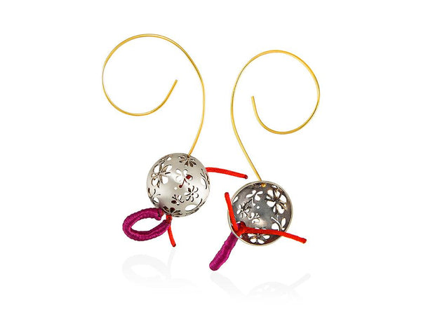 Butterflies and flowers loving each other on the two hemispheres of the earth.  Hook earrings made of sterling silver, gold-plated details and red and duzzle pink strings